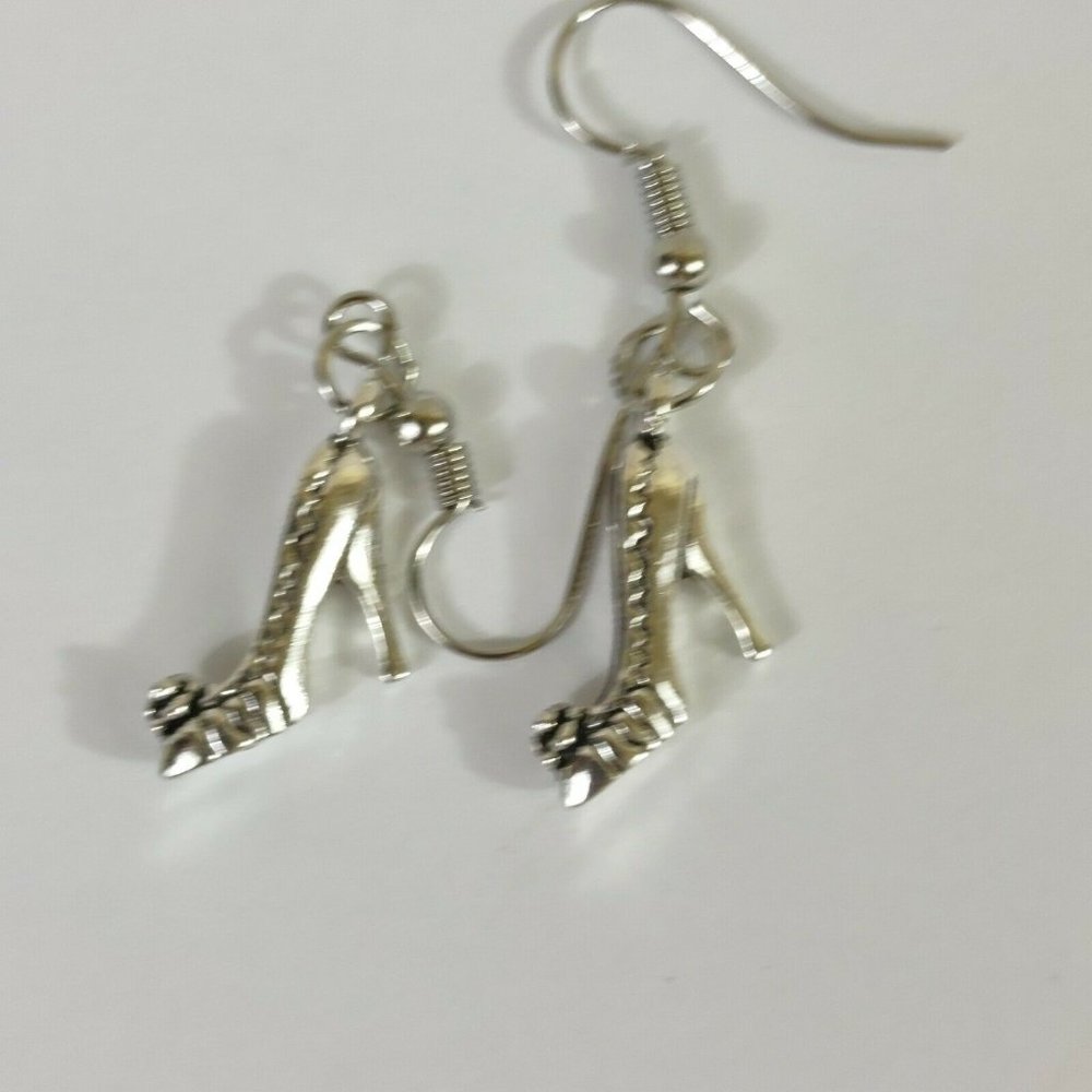 High heels shaped dangle wire earrings silver tone